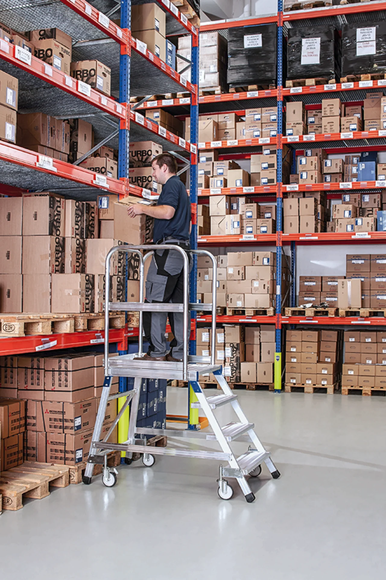 gurulos_dobogos_lepcsok_es_letrak_egy_oldalon_jarhato_gurulos_dobogos_lepcsok_2_013860db00