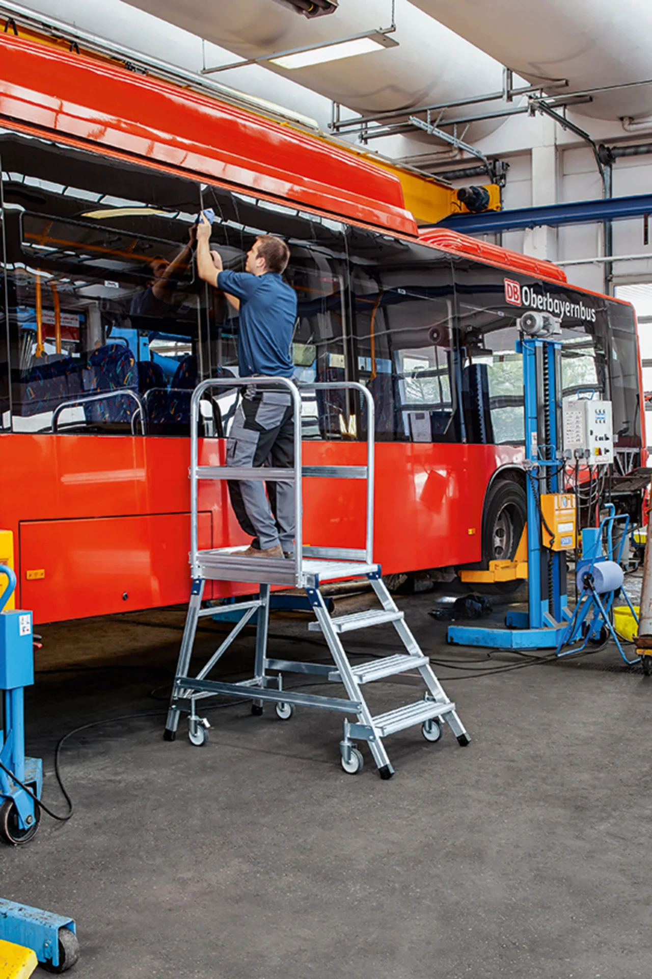 gurulos_dobogos_lepcsok_es_letrak_egy_oldalon_jarhato_gurulos_dobogos_lepcsok_3_6c865a4786