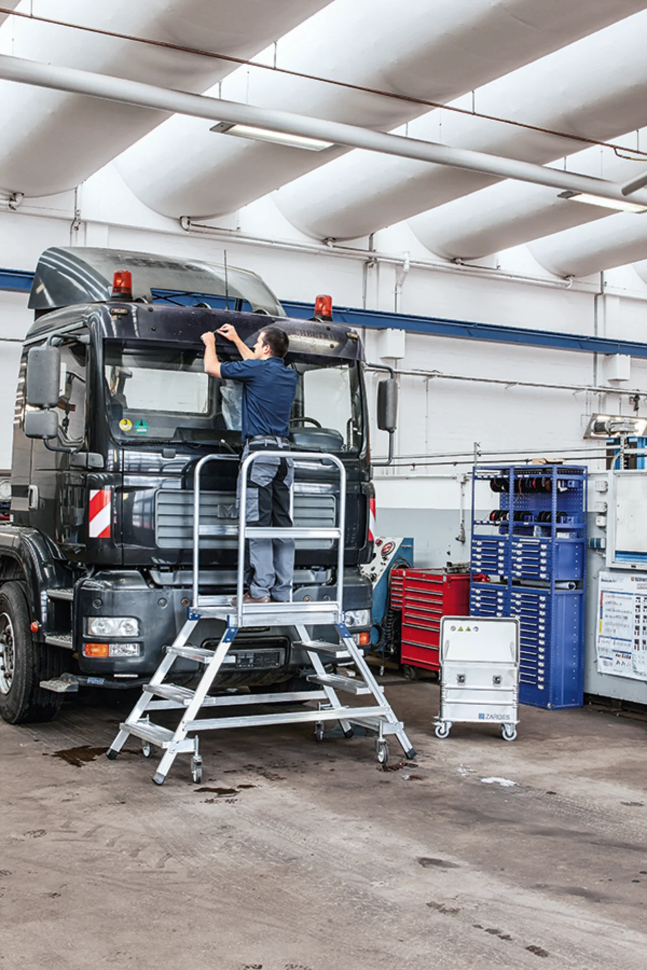 gurulos_dobogos_lepcsok_es_letrak_z600_ket_oldalon_jarhato_gurulos_dobogos_lepcsok_2_265f88c169